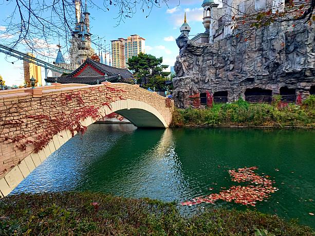 水面に浮かぶもみじが映えますね~。