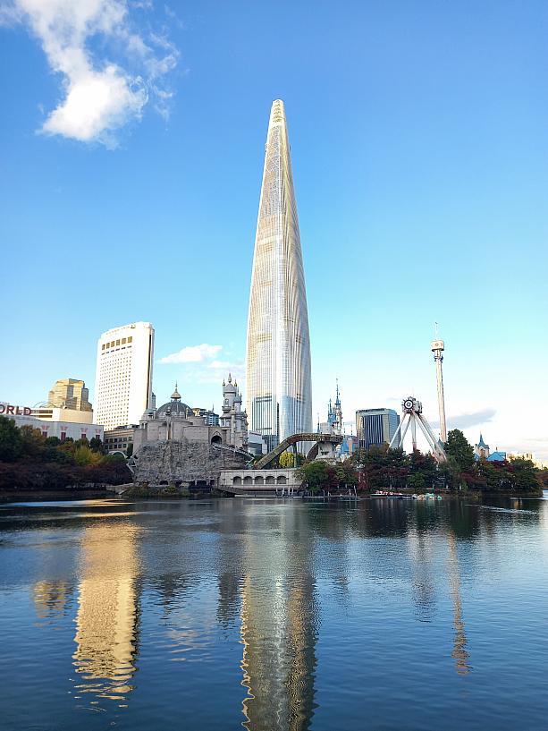 韓国のアミューズメントパーク、ロッテワールドのすぐお隣にあるので、ロッテワールドタワーも見れます＾＾