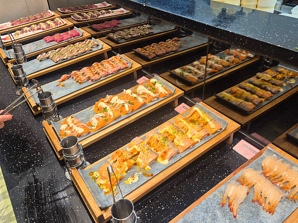 メインといえるお寿司コーナー。色とりどりのソースがトッピングされたサーモン、アヒル肉、牛肉など、韓国ならではのお寿司がいっぱいでした。