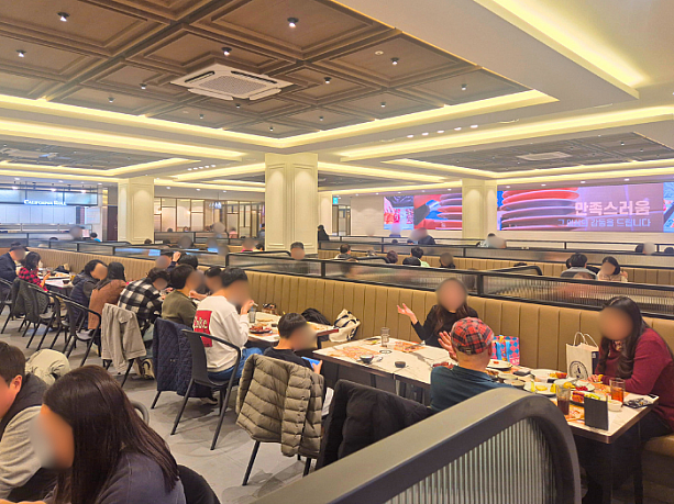 週末のランチ時には広い店内にお客さんがいっぱいでした。