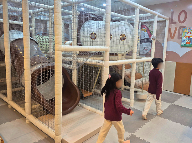 店内には子供たちが遊べるキッズゾーンも完備されていました。楽しそうですね。