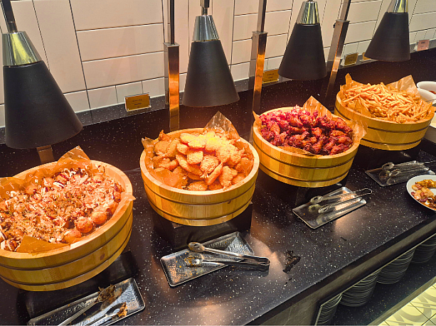 お子様が大好きなフライドポテト、チキン、エビフライ、タコ焼きも完備。