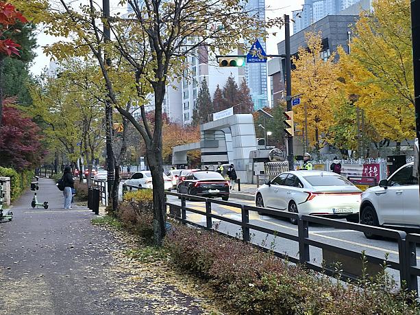 学校前ももちろん行列！スヌンは午前８時１０分までに入室完了しなければいけません。遅刻したら入室不可。試験が受けられません。