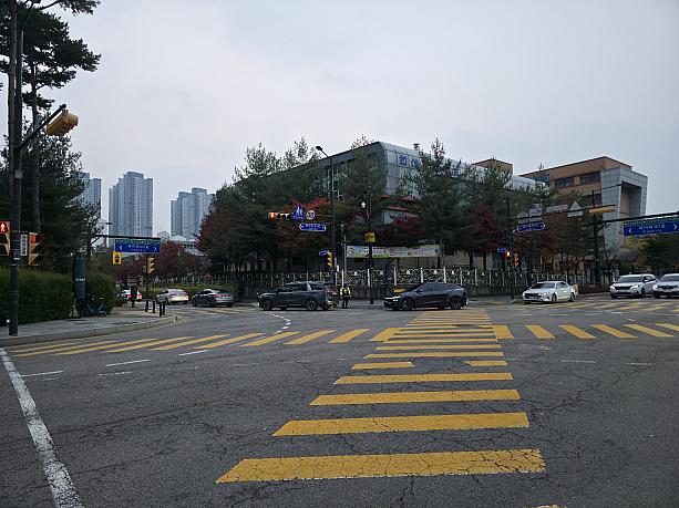 試験会場になっている学校前の交差点からすでに車の行列！