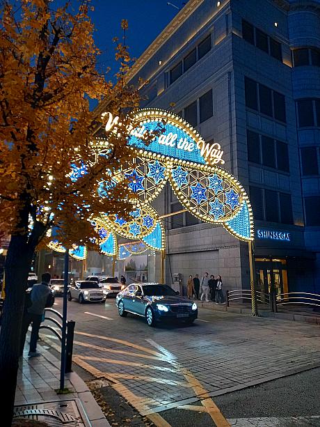 ずいぶんと寒くなってきたソウルですが、１１月に入ってあちこちクリスマスイルミネーションが始まっています！