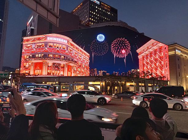 毎年恒例の明洞イルミネーションスポット、新世界デパートの向かいに人だかりができています~！