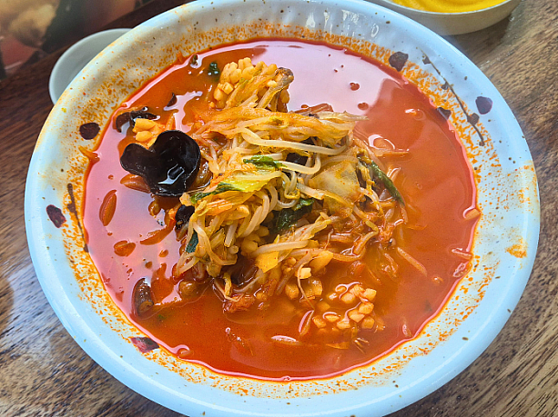 シーフードと野菜がたっぷり。真っ赤な旨味スープが自慢の「シーフードチャンポン」。