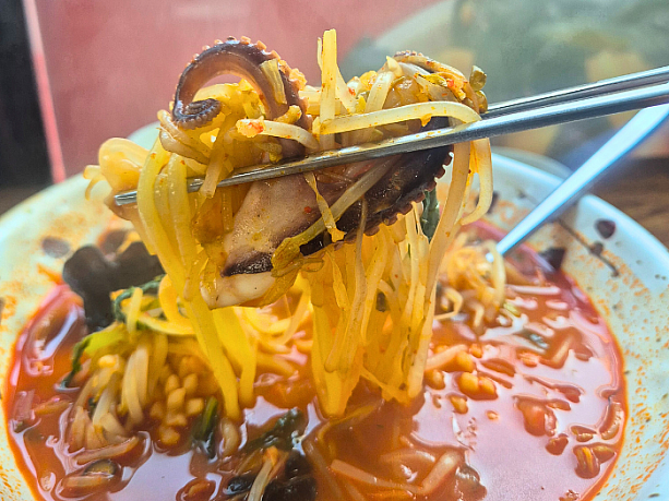 もちもちの麺と食感よしのシーフードが食欲をそそります。