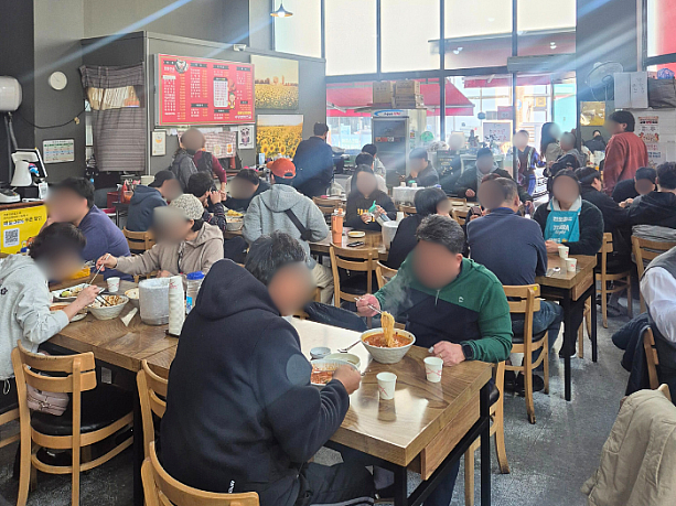 ランチ時間は常に満席状態。地元で愛されているチャンポン専門店です。