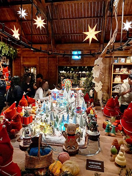 中はクマのヘリ―のほか、トナカイやアライグマなど動物たちがあちこちに。