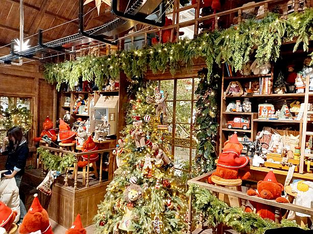 今年のテーマはAtelier de Noel（ヘリーのクリスマス工房）！クマたちが何か色々作っています~。