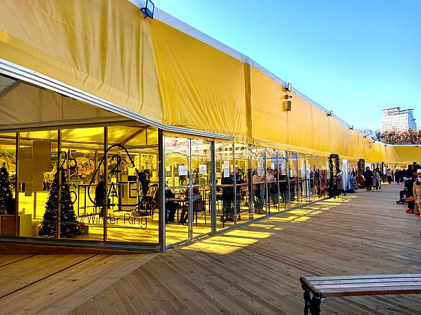 黄色いテントはカフェ♪スケートの前後にちょっと一休みできますネ＾＾