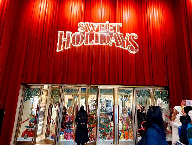 いつもの入口も劇場入口みたい。