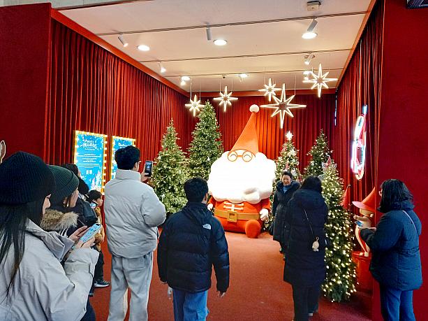 正門前はフォトスポットがあったり。