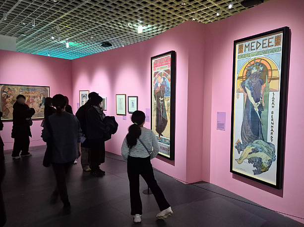 真剣に作品を見入る人達。