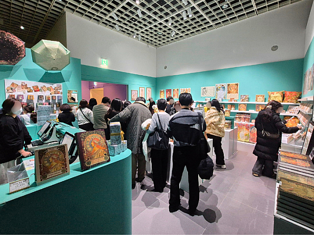 展示会を出るとお土産コーナーが。思い出の記念にと、商品を吟味するする人達。