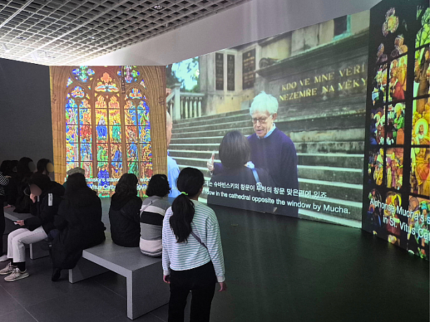 アルフォンス・ミュシャの孫であり、ミュシャ財団の保護者であるジョン・ミュシャのインタビュー映像も見れます。