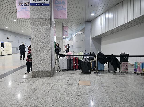 ホール前にはスーツケースもたくさん置かれていました～