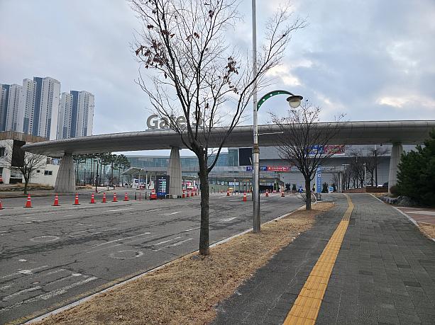 KINTEXは、今、第３展示場を建設中で、その間は第１展示場も使えず、第２展示場のみで行われています。