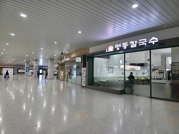 KINTEXの中にも飲食店やカフェ、コンビニもあって、便利。でも、コンビニ以外は午後６時に閉店してしまいます。