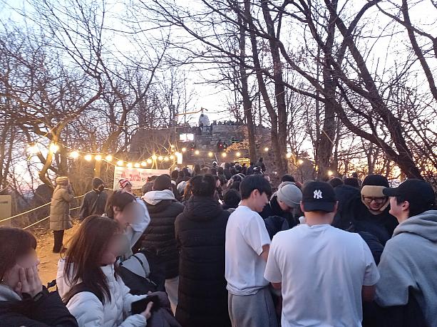 皆さん、日の出を今か、今かと待ち受けています。
<br>ところで、この寒さの中、は、は、は、半袖？！！…