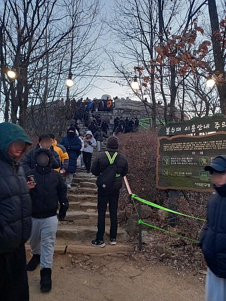 烽火台はすごい人。