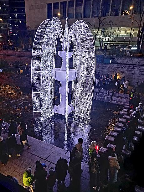 ５つの区域・テーマに分かれ、２９の作品が清渓川の川面を美しく飾ります~！