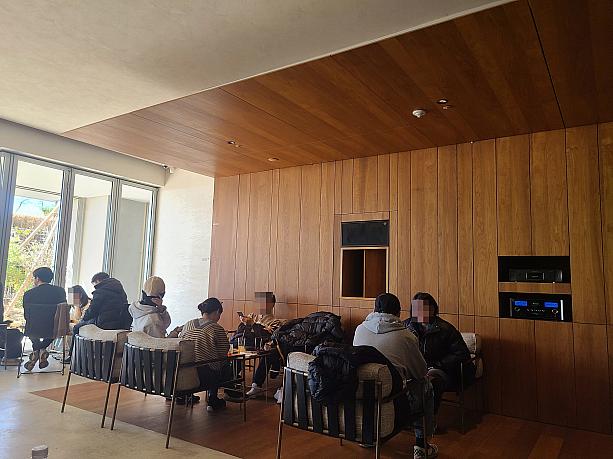 静かでゆったりした店内。