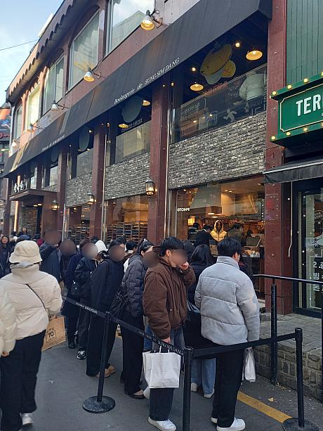 本店の前はやはり行列。店頭だけかと思ったら、通りを渡って向かい側にも行列が続いていましたっ。