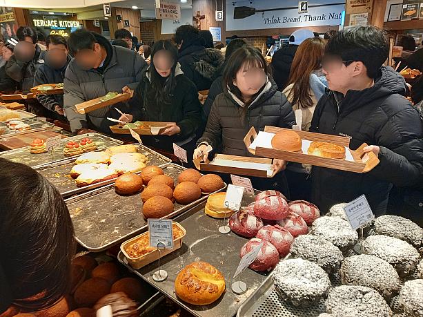 やっと店内に入ったら、すごい人・人・人！