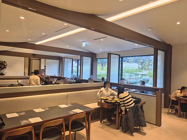 お店は、去年（２５年１０月）に拡張移転しており広々として清潔感のある店内です。