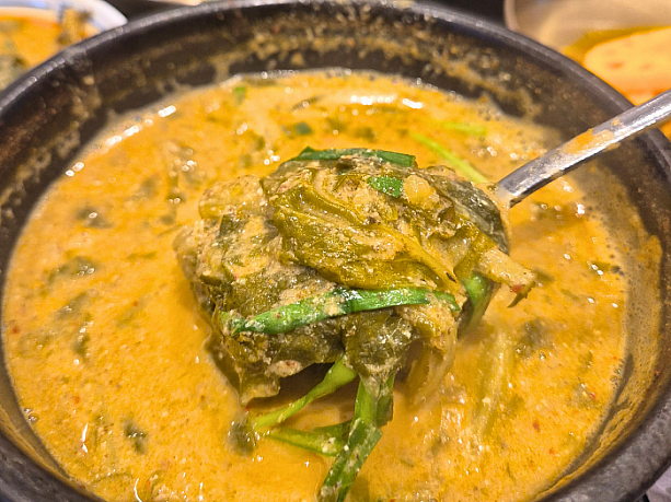 すりつぶしたどじょうにメシマコブのだし汁、シレギ（乾燥大根葉）、ニラをたっぷり使った濃厚スープ。臭みは全くなくコク深い旨みが特徴です。体を芯から温めてくれる滋養食。