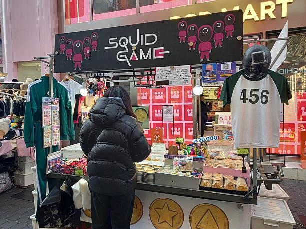 イカゲーム関連の屋台～。カルメ焼きもありま~す。