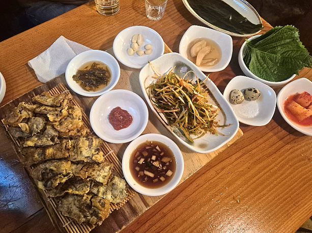 代表メニューの牛肉チヂミを注文。セッティング完了！