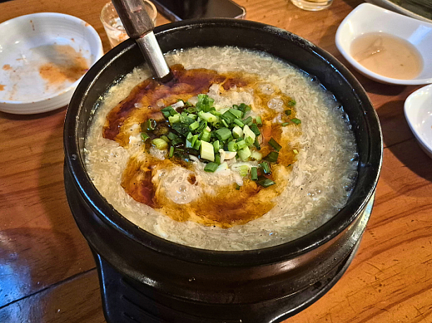 追加で頼んだゴマ油の香りがきいているヘムルケランタン（海鮮たまごスープ）。