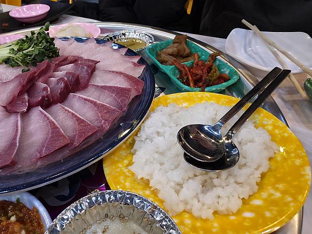 握り寿司も楽しめるように、酢飯も注文しました。最近、韓国の刺身の店で結構見られるオプションメニューです～＾＾