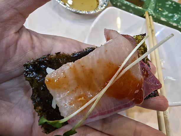 ノリと一緒に食べるのも、韓国ではおいいしいブリの刺身の食べ方だそうです。これもおいしかった！