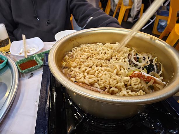 そこに一緒に出されたインスタントラーメンを入れて