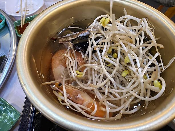 たくさんの豆もやしの下にエビやワタリガニ、貝が入っているおつゆが来ました。