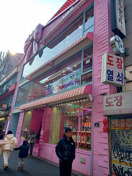 こちら、明洞の繁華街にできたガチャショップ。４階建ての大型店！