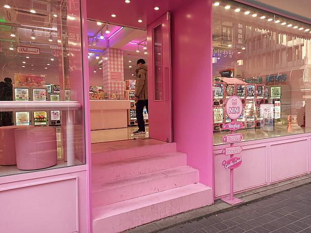 こんなピンクな外観でガチャショップとは最初気が付かなかった～。
