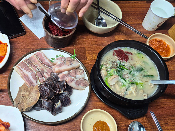 韓国人の友人がタデギ（スープに入れる万能調味料）をいい塩梅でテジネジャンクッパプ（豚内蔵クッパ）に加えて味を調整してくれます。