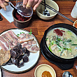 韓国人の友人がタデギ（スープに入れる万能調味料）をいい塩梅でテジネジャンクッパプ（豚内蔵クッパ）に加えて味を調整してくれます。