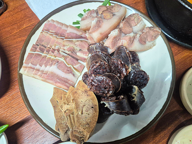 テジモドゥム（豚肉盛り合わせ）は、豚の頭肉、スンデ（豚の腸詰め）、レバー、ピョニゥク（豚の頭肉や肩肉を加熱し薄切り肉しにしたもの）の４種類。