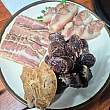 テジモドゥム（豚肉盛り合わせ）は、豚の頭肉、スンデ（豚の腸詰め）、レバー、ピョニゥク（豚の頭肉や肩肉を加熱し薄切り肉しにしたもの）の４種類。