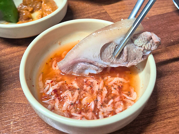 セウジョッ（エビの塩辛）につけて食べるのが韓国流です。