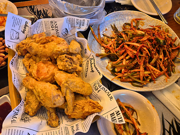 代表メニューの「ネギとつぶ貝のピリ辛和え＋フライドチキン」を注文！