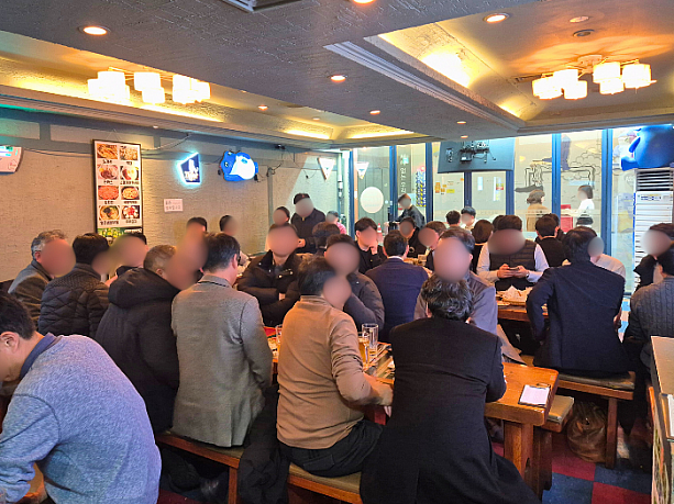 店内は、地元の会社員でにぎわっていました。
