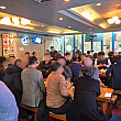 店内は、地元の会社員でにぎわっていました。
