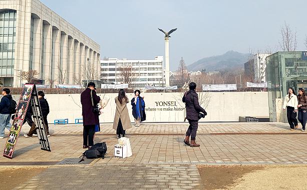 延世大学のシンボル、トクスリ（鷲）像前は記念写真スポット！
<br>卒業生の皆さん、おめでとうございます~！